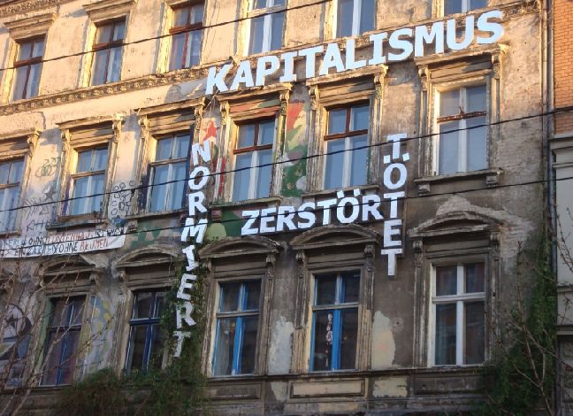 Kapitalsmus  zerstört, Fassade in der Kastanienallee - Foto: Stefan  Schneider