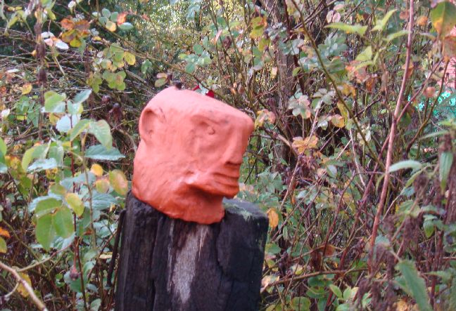 Kunst im  Wildkräutergarten - Foto: Stefan Schneider