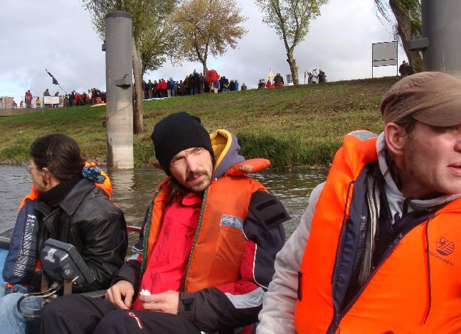 Sonarbootfahrt.  Im Hintergrund die Abschlusskundgebung - Foto:   Stefan Schneider